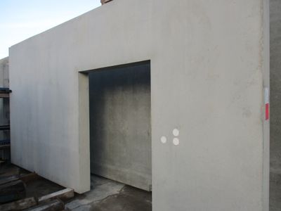 Precast concrete massive wall